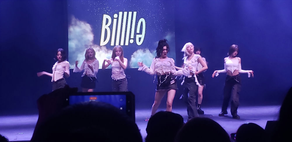 concert group pic of kpop group billlie!